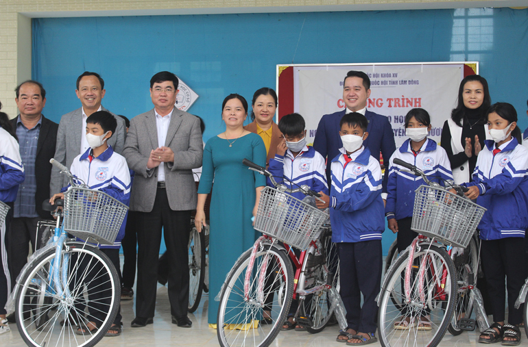 Đoàn ĐBQH tỉnh tặng xe đạp cho học sinh có hoàn cảnh khó khăn