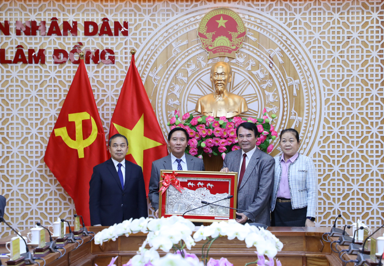 Lãnh đạo tỉnh, các sở ngành chụp ảnh lưu niệm cùng đoàn nước Cộng hòa Dân chủ Nhân dân Lào