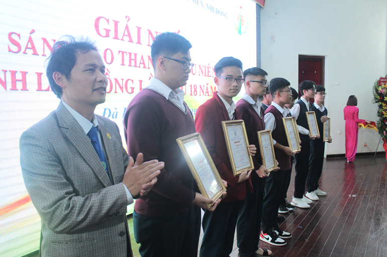 Trao giải nhất cho các tác giả có giải pháp đạt giải