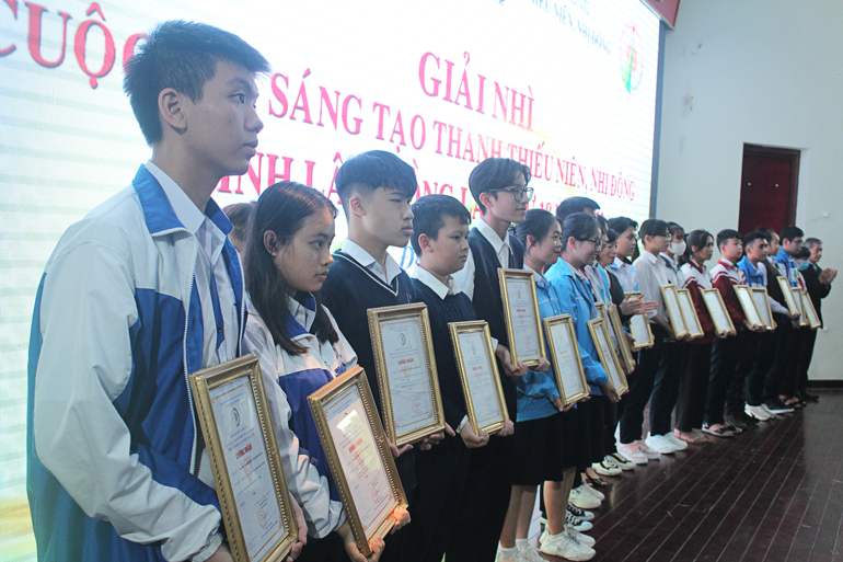 Trao giải nhì cho các tác giả có giải pháp đạt giải