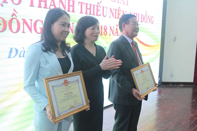 Trao Bằng khen của UBND tỉnh cho các cá nhân có thành tích xuất sắc trong công tác tổ chức, vận động cuộc thi