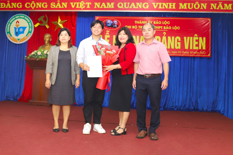 Chú trọng tạo nguồn phát triển Đảng trong học sinh