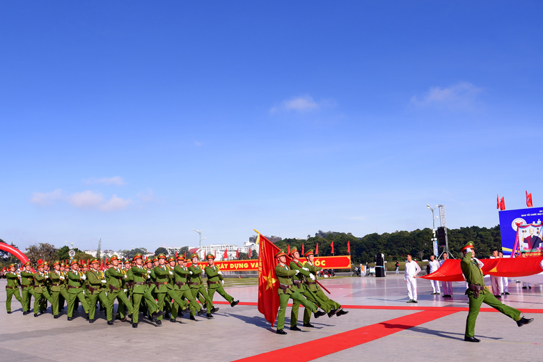 Công an tỉnh diễu hành qua lễ đài 