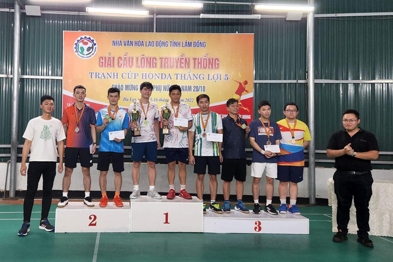 Gần 200 VĐV tham dự Giải Cầu lông truyền thống Nhà Văn hóa Lao động