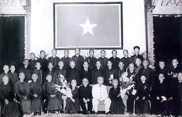 Chủ tịch Hồ Chí Minh với các đại biểu Hội Phật giáo Việt Nam, ngày 3/1/1957. (Ảnh: Tư liệu)