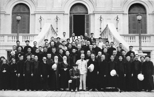 Chủ tịch Hồ Chí Minh với các đại biểu dự Đại hội đại biểu những người Công giáo yêu tổ quốc, yêu hòa bình, tháng 3/1955. (Ảnh: Tư liệu)