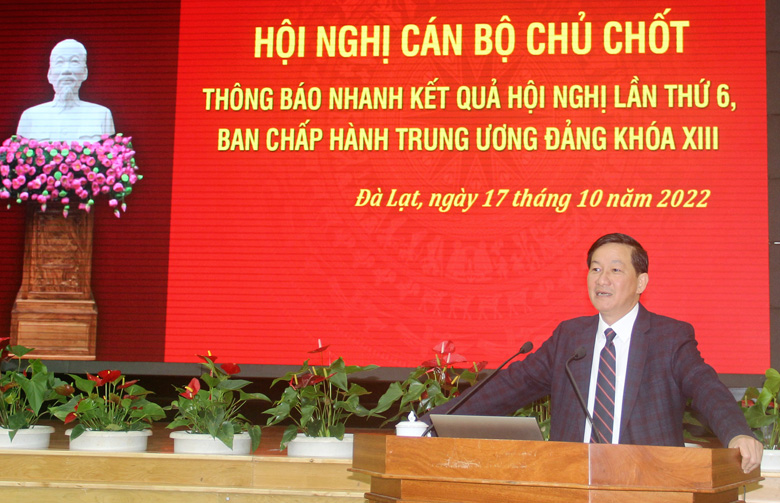 Bí thư Tỉnh ủy Trần Đức Quận thông báo nhanh kết quả Hội nghị lần thứ 6, Ban Chấp hành Trung ương Đảng khoá XIII đến các đại biểu