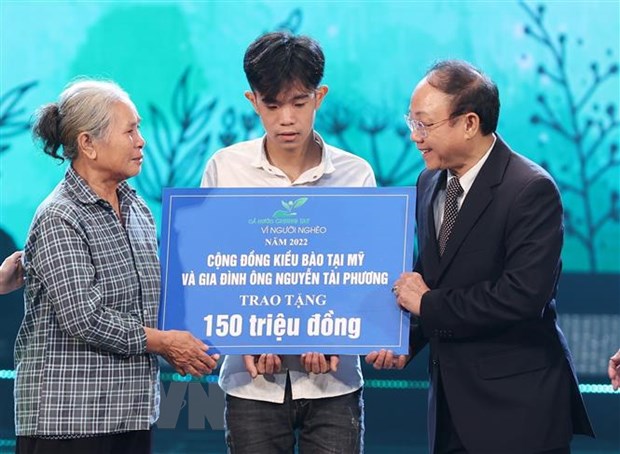 Em Nguyễn Văn Tuấn ở huyện Hạ Hòa, tỉnh Phú Thọ, bị mồ côi cả cha lẫn mẹ khi đang là học sinh tiểu học, đón nhận sự giúp đỡ từ nhà hảo tâm