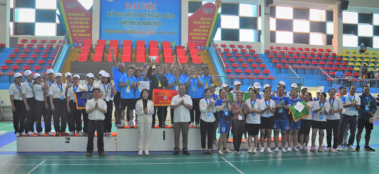 Trao giải cho các đội nam giành huy chương