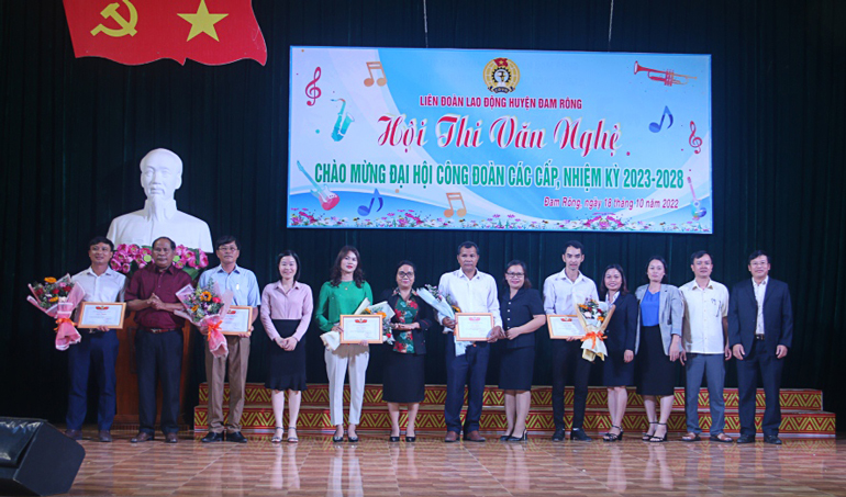 Các đồng chí lãnh đạo huyện trao giải thưởng cho các Cụm thi đua tham gia hội thi