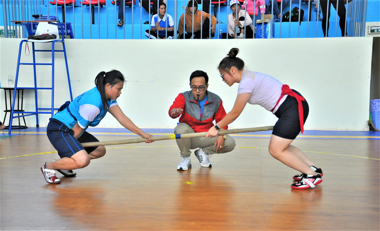 Tranh tài trong trận chung kết hạng cân 60 - 65kg nữ 