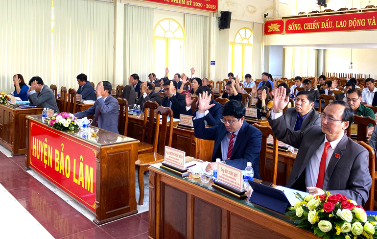 Đại biểu biểu quyết thông qua các nội dung trình tại Kỳ họp