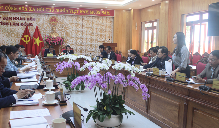 Đại diện các sở, ngành giải trình và kiến nghị những vướng mắc với Đoàn ĐBQH tỉnh