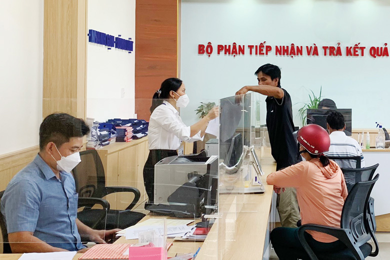 Bộ phận tiếp nhận và trả kết quả tại Đạ Tẻh hoạt động ngày càng hiệu quả. Ảnh: HQP