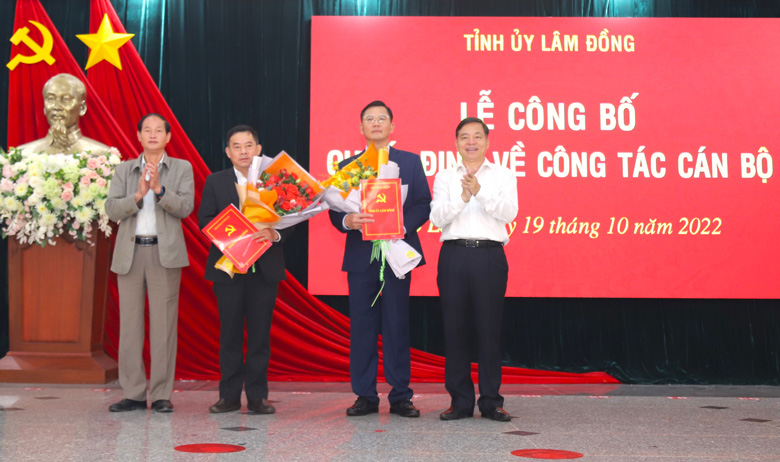 hừa ủy quyền của Ban Thường vụ Tỉnh ủy Lâm Đồng, đồng chí Nguyễn Trọng Ánh Đông – Trưởng Ban Tổ chức Tỉnh ủy Lâm Đồng và đồng chí Nguyễn Văn Triệu – Bí thư Thành ủy Bảo Lộc trao quyết định và tặng hoa chúc mừng các đồng chí được điều động, bổ nhiệm