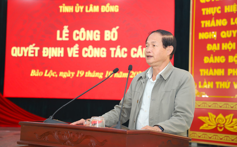 Đồng chí Nguyễn Trọng Ánh Đông – Ủy viên Ban Thường vụ Tỉnh ủy, Trưởng Ban Tổ chức Tỉnh ủy Lâm Đồng phát biểu giao nhiệm vụ cho các đồng chí được điều động, bổ nhiệm