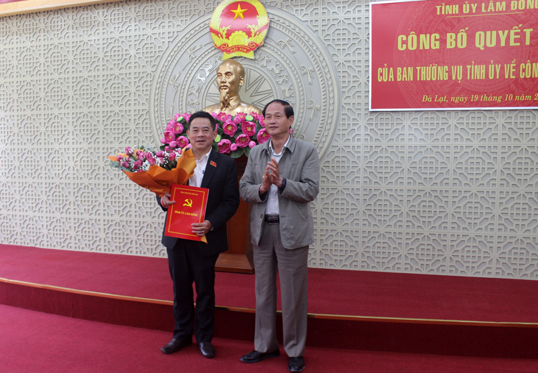 Đồng chí Nguyễn Trọng Ánh Đông - Ủy viên Ban Thường vụ Tỉnh ủy, Trưởng Ban Tổ chức Tỉnh ủy trao quyết định của Ban Thường vụ Tỉnh ủy điều động đồng chí Nguyễn Văn Phương giữ chức vụ Phó Bí thư Thành ủy Bảo Lộc.