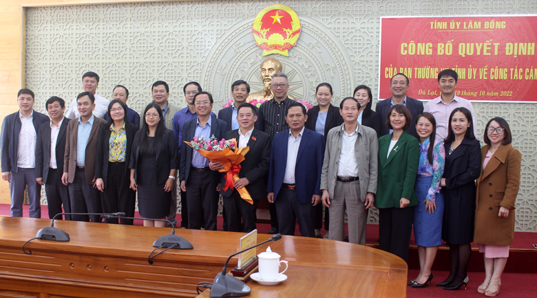 Lãnh đạo Ban Tổ chức Tỉnh ủy và Tập thể văn phòng và các Ban HĐND tỉnh chụp hình lưu niệm cùng đồng chí Nguyễn Văn Phương