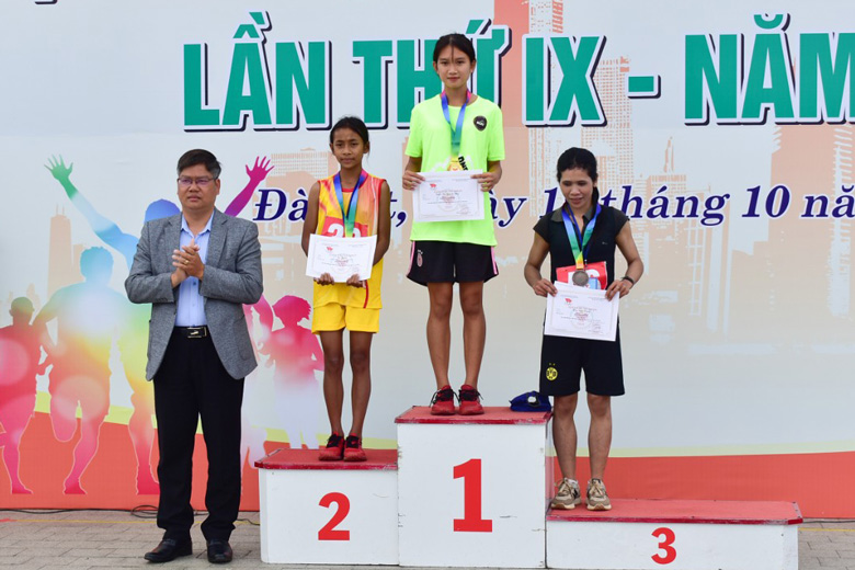 Các VĐV dẫn đầu trong cự ly 3 km nữ