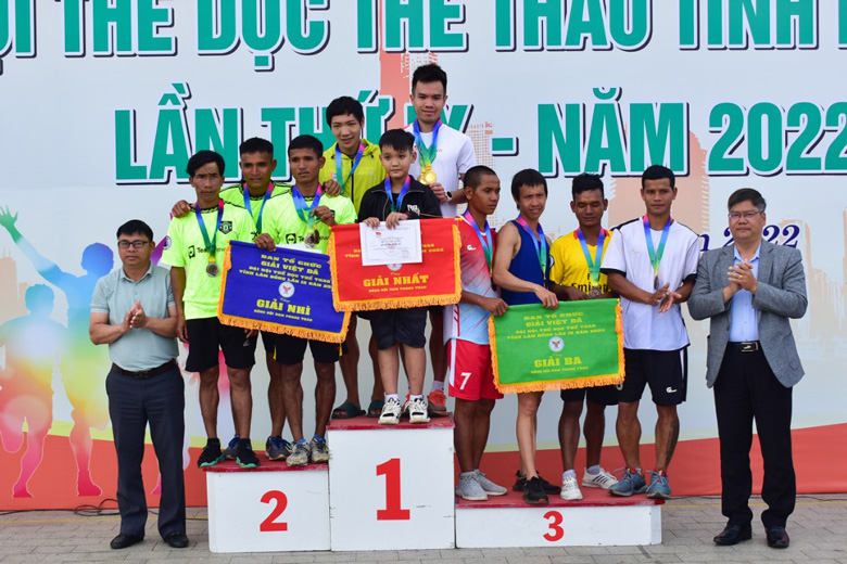 Trao cờ cho 3 đơn vị dẫn đầu nội dung đồng đội nam 7 km