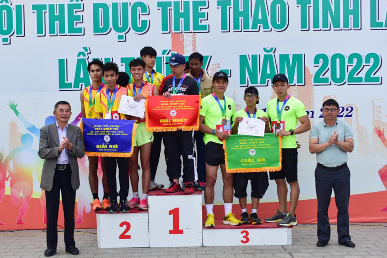 3 đội dẫn đầu nội dung đồng đội nam 10 km  
