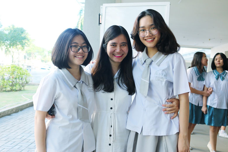 Thạc sĩ Nguyễn Thị Minh Ngọc cùng các học sinh Trường Đinh Thiện Lý