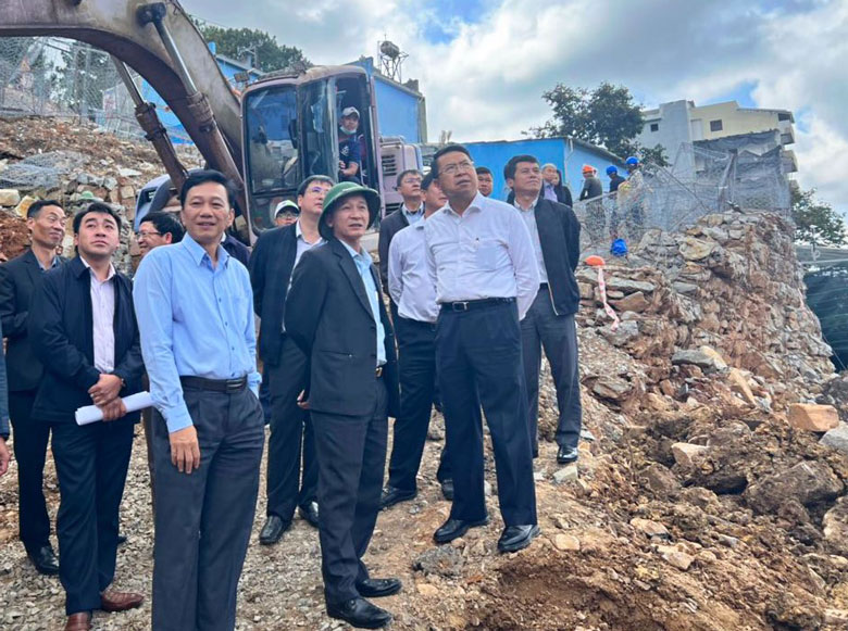 Chủ tịch UBND tỉnh Lâm Đồng Trần Văn Hiệp kiểm tra công trình kè, tường chắn phòng chống thiên tai cấp 4 tại đường Khe Sanh