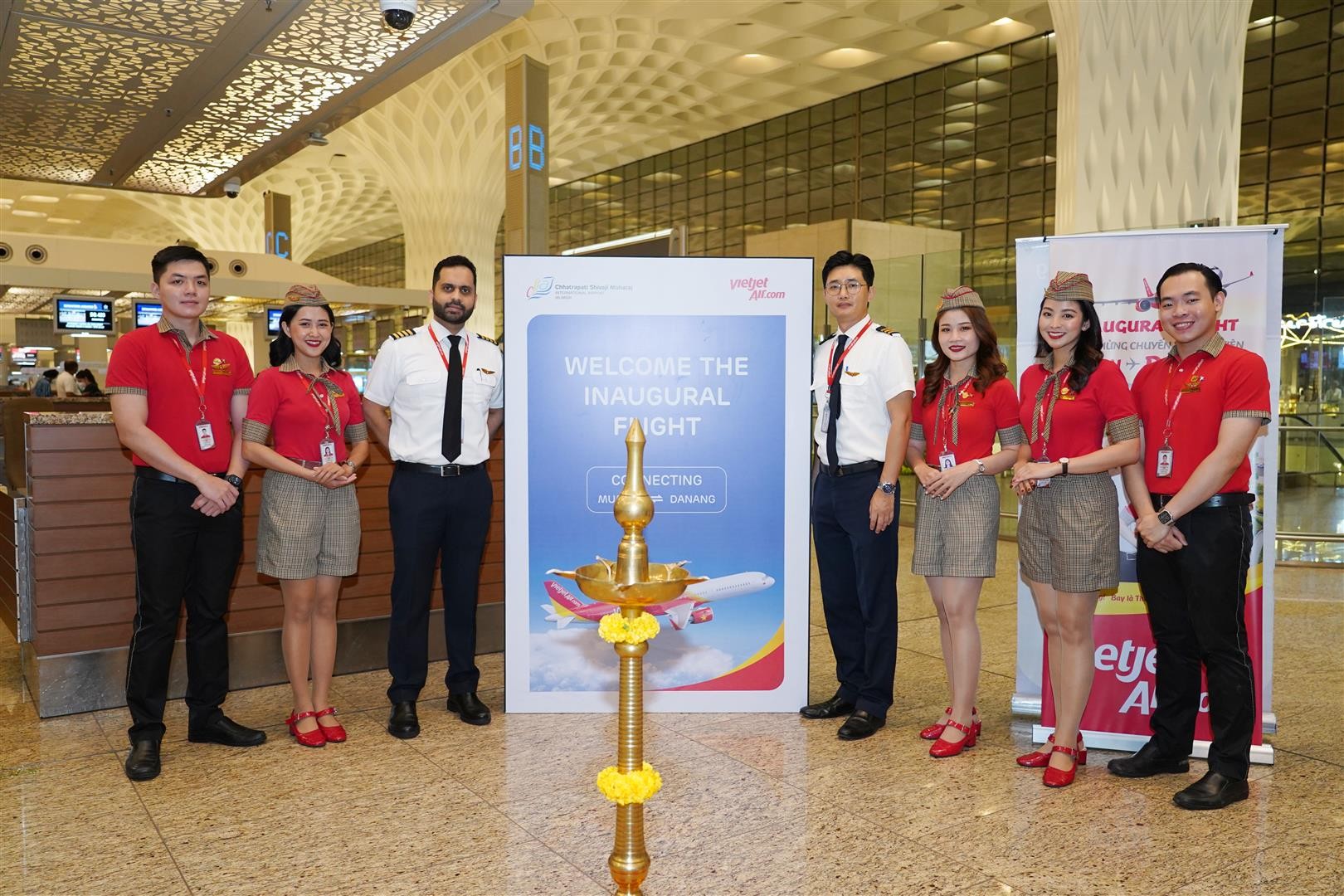 Phi hành đoàn Vietjet trên những chuyến bay đầu tiên kết nối Đà Nẵng với Ấn Độ