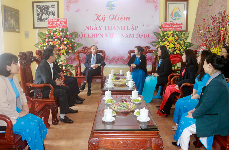 Chủ tịch UBND tỉnh Lâm Đồng Trần Văn Hiệp thăm, chúc mừng Hội LHPN tỉnh nhân Ngày Phụ nữ Việt Nam