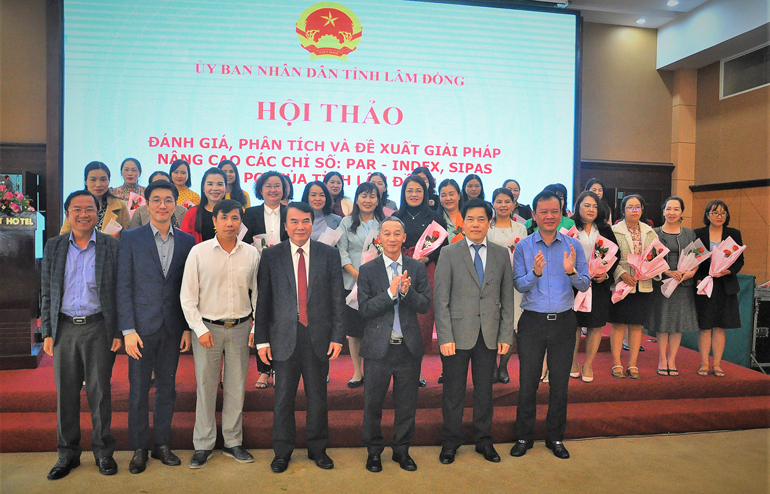 Lãnh đạo tỉnh tặng hoa cho các đại biểu nữ tham dự Hội thảo nhân ngày thành lập Hội Liên hiệp Phụ nữ Việt Nam