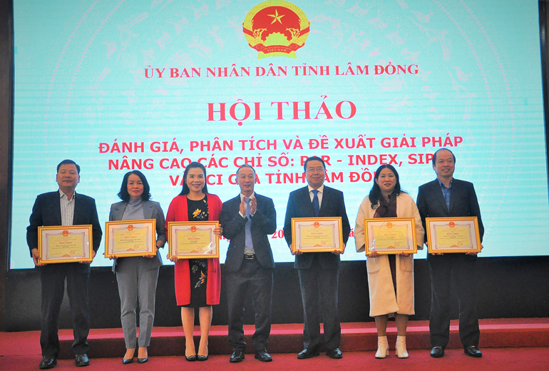 Tặng Bằng khen của tỉnh cho 6 đơn vị dẫn đầu chỉ số CCHC của tỉnh năm 2021
