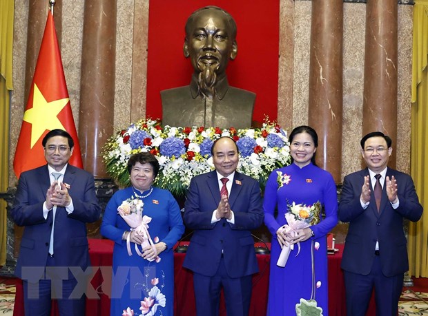 Chủ tịch nước Nguyễn Xuân Phúc, Thủ tướng Phạm Minh Chính, Chủ tịch Quốc hội Vương Đình Huệ tặng hoa chúc mừng đồng chí Hà Thị Nga, Chủ tịch Hội Liên hiệp Phụ nữ Việt Nam và đồng chí Nguyễn Thuý Anh, Chủ tịch Nhóm nữ đại biểu Quốc hội khoá XV