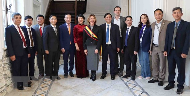 Lãnh đạo tỉnh Lâm Đồng và tỉnh Đông Flanders chụp ảnh lưu niệm sau buổi làm việc. (Ảnh: Hương Giang/TTXVN)