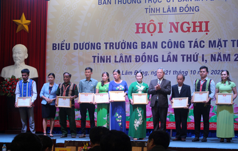 Trao bằng khen của UBMTTQ tỉnh cho 12 cá nhân có thành tích xuất sắc trong công tác Mặt trận giai đoạn 2017 - 2022