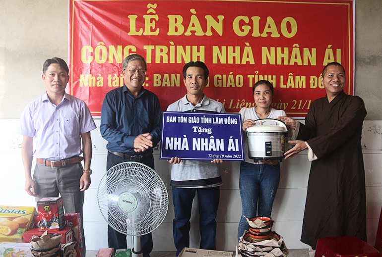 Bàn giao nhà nhân ái cho hộ nghèo tại Đam Rông