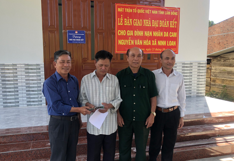 Trao nhà đại đoàn kết cho hộ khó khăn về nhà ở