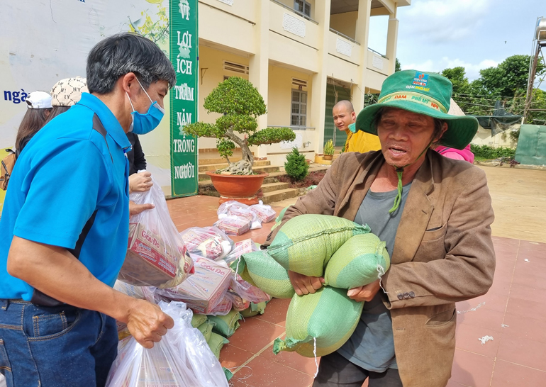 Trao 250 phần quà cho học sinh và người dân nghèo