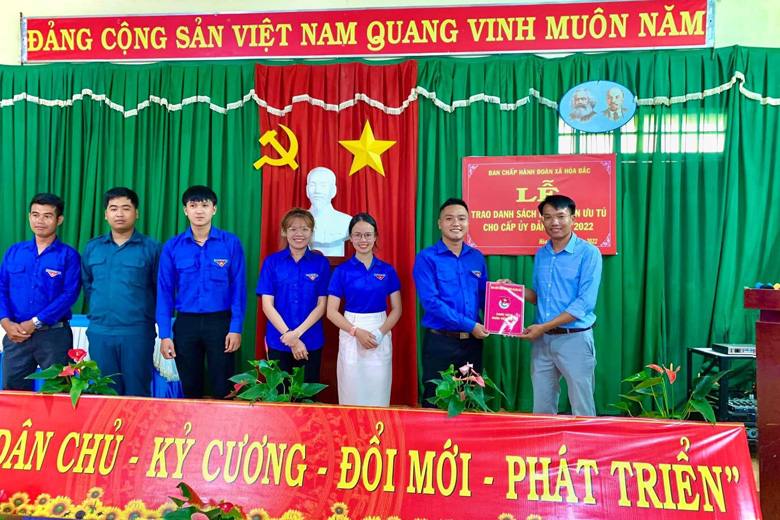 Di Linh: Trao danh sách đoàn viên ưu tú cho cấp ủy Đảng xem xét kết nạp
