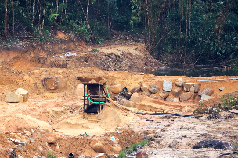 Sàng, rửa cát được nhóm “cát tặc” đặt ngay vị trí trung tâm của đại công trường khai thác cát lậu