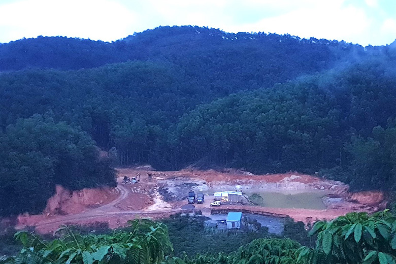 Xe ben sẵn sáng có mặt tại đại công trường cát lậu chờ lấy cát
