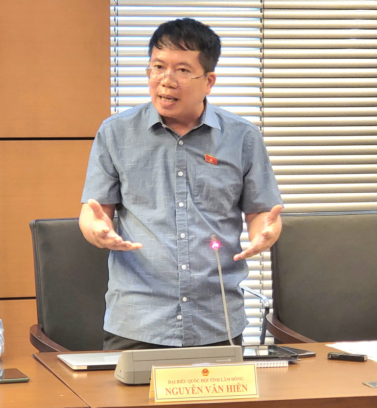 Đại biểu Nguyễn Văn Hiển tham gia thảo luận tại tổ