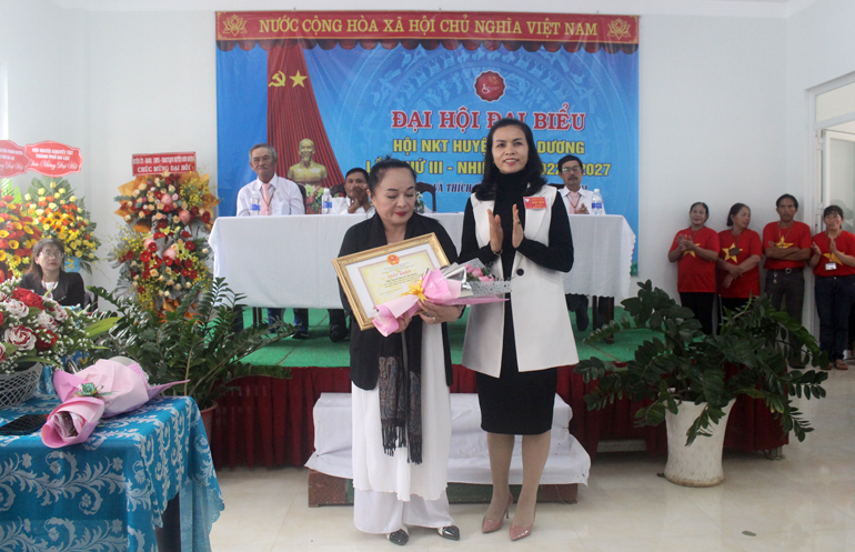 Bà Đinh Thị Mai – Phó Bí thư Thường trực Huyện ủy, trao tặng giấy khen cho tập thể Hội Người Khuyết tật huyện Đơn Dương