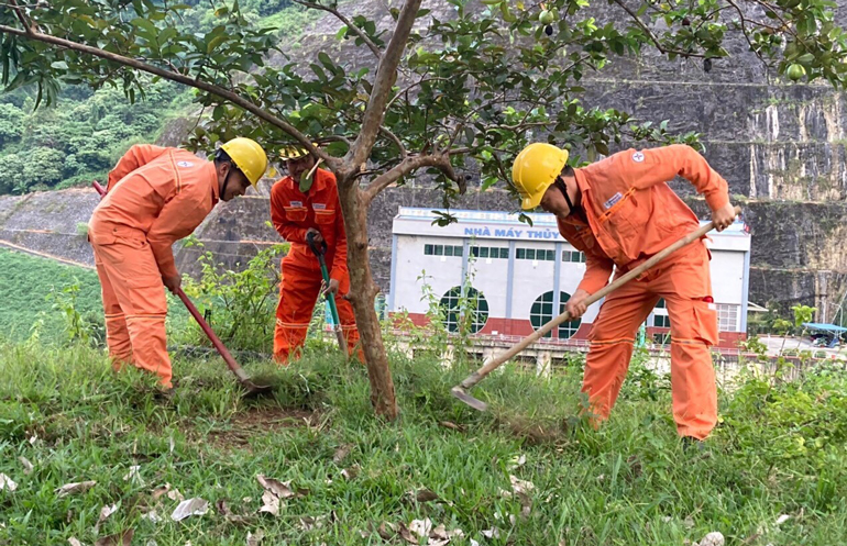 Công tác bảo vệ môi trường, trồng thêm cây xanh luôn được triển khai thường xuyên