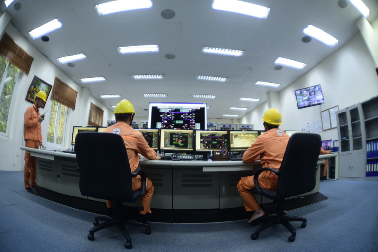 Vận hành an toàn các tổ máy phát điện tại Phòng điều khiển trung tâm Nhà máy Thủy điện Đồng Nai 3
