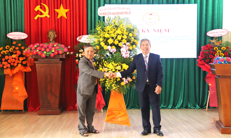 Bảo Lộc: Tôn vinh 30 gương sáng Cựu giáo chức