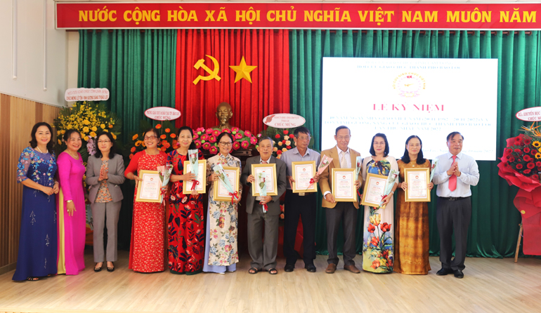Tôn vinh khen thưởng các gương sáng cựu giáo chức TP Bảo Lộc