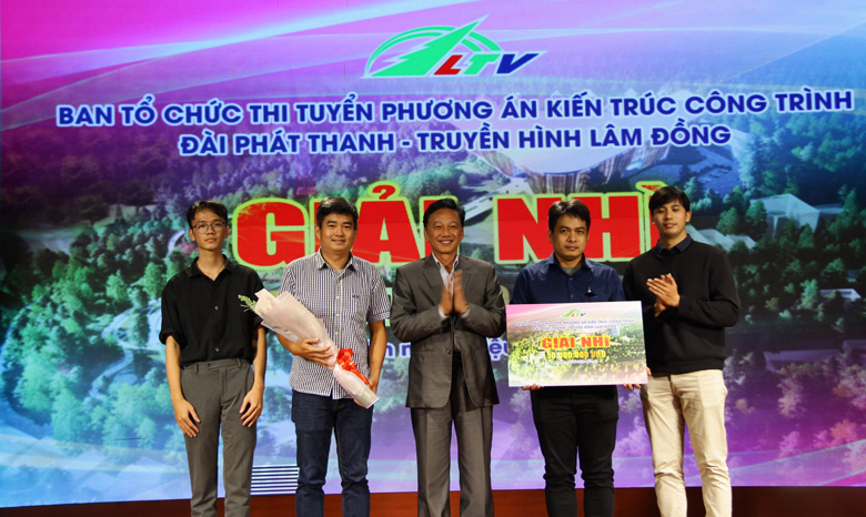 Trao giải nhì cho Công ty TNHH Tư vấn Đầu tư và Xây dựng Quốc tế (ICIC)