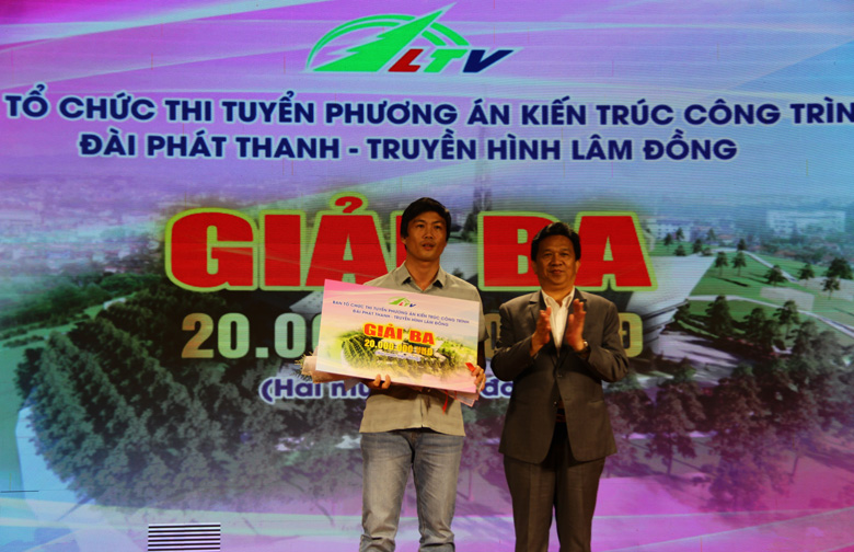 Trao giải ba cho nhóm tác giả Chu Sỹ Tĩnh và Phạm Hữu Linh