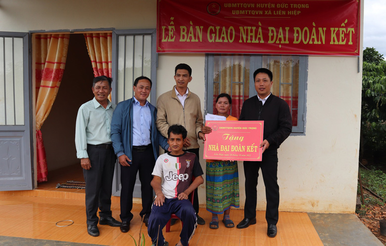 Trao tặng nhà đại đoàn kết cho hộ nghèo người dân tộc thiểu số