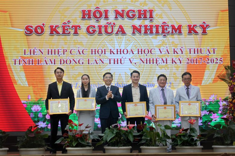 Trao Bằng khen của UBND tỉnh Lâm Đồng cho các tập thể, cá nhân có nhiều đóng góp cho hoạt động Liên hiệp Hội